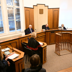 Soudní spor Adama Krause a Nikol Enevové pokračuje.