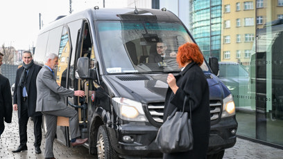 FOTO: Petr Pavel odjíždí mikrobusem.