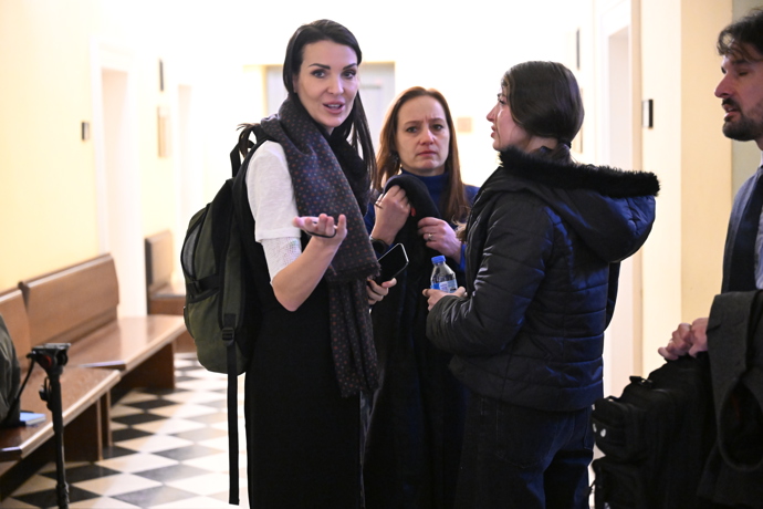 FOTO: Soud Adama Krause a expartnerky Nikol Enevové. – stránka 27