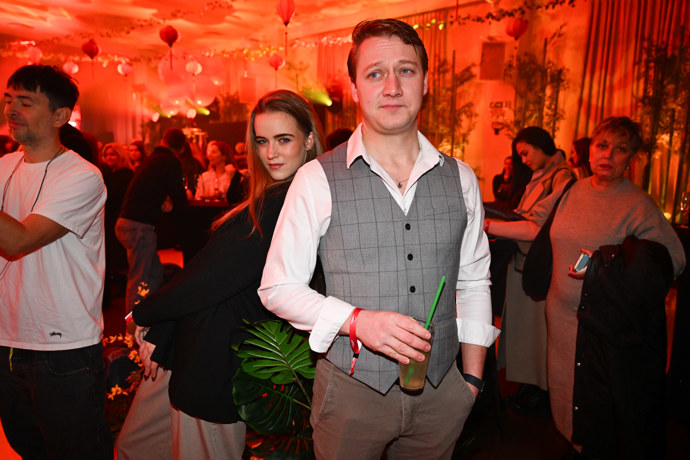 FOTO: Amélie Pokorná Zedníčková se vetřela na fotku s Ondřejem Krausem. – stránka 84