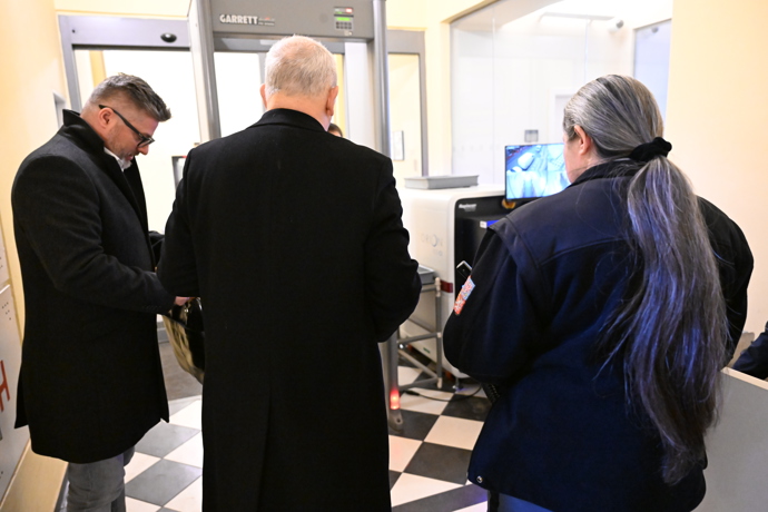 FOTO: K soudu dorazil také moderátor Jan Kraus. – stránka 25