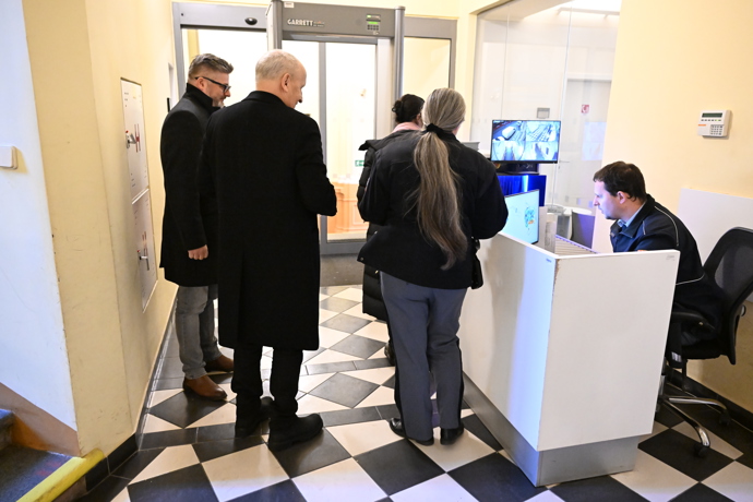 FOTO: K soudu dorazil také moderátor Jan Kraus. – stránka 24