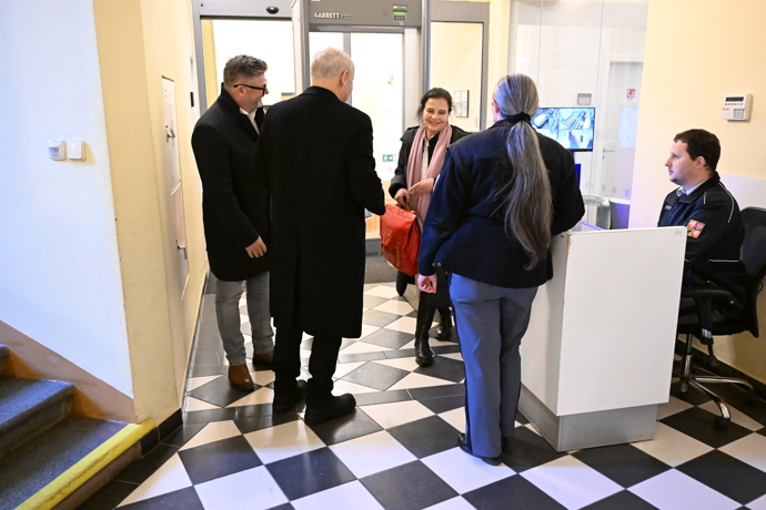 FOTO: K soudu dorazil také moderátor Jan Kraus a exmanželka Jana Krausová. – stránka 21