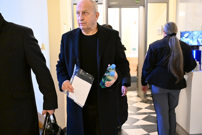 FOTO: Moderátor Jan Kraus u soudu. – stránka 20