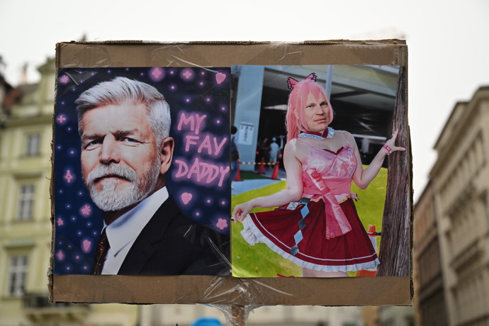 FOTO: Demonstranti se toho nebojí. – stránka 90