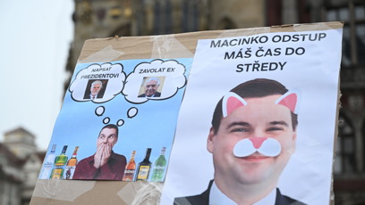 FOTO: Ministr zahraničí Petr Macinka je hlavním terčem demonstrantů.