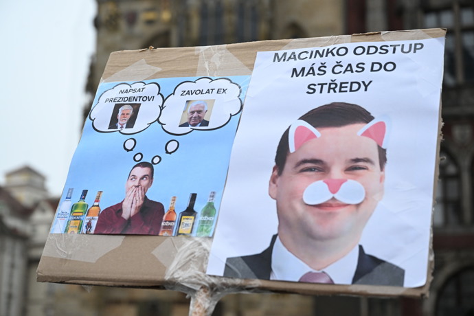FOTO: Ministr zahraničí Petr Macinka je hlavním terčem demonstrantů. – stránka 89