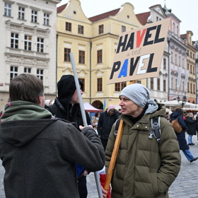 Demonstranti přirovnávají prezidenta Petra Pavla k Václavu Havlovi.