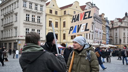 FOTO: Demonstranti přirovnávají prezidenta Petra Pavla k Václavu Havlovi.