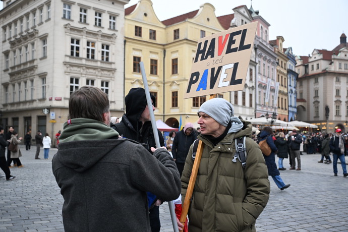 FOTO: Demonstranti přirovnávají prezidenta Petra Pavla k Václavu Havlovi. – stránka 88