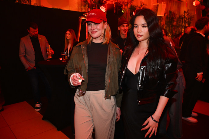 FOTO: Yenifer Cao se Žanetou Skružnou. – stránka 104