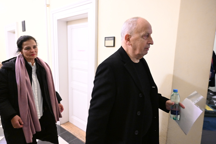 FOTO: Soud Adama Krause a expartnerky Nikol Enevové. – stránka 6