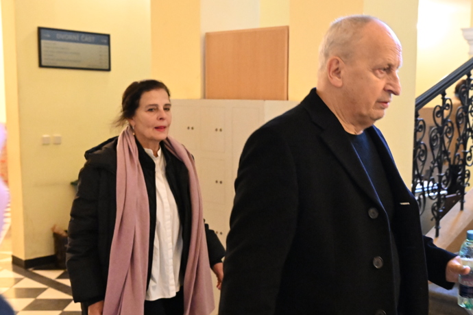 FOTO: Soud Adama Krause a expartnerky Nikol Enevové. – stránka 5