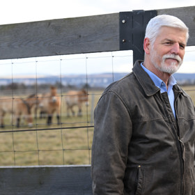 Petr Pavel u ohrady s koni Převalského.