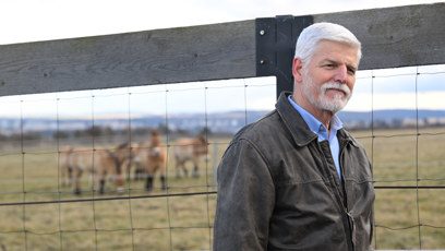 FOTO: Petr Pavel u ohrady s koni Převalského.