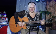 Marie Pojkarová je zpěvačka.