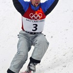 Akrobatický lyžař Aleš Valenta triumfoval v olympijském závodě v Salt Lake City 2002, když ve finále předvedl trojité salto s pěti vruty.