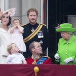 Ač pro nestaršího vnuka Williama měla Alžběta II. vždycky slabost, neznamenalo to, že by s ním jednala v rukavičkách. Jednou ho dokonce zpucovala veřejně, když už moc dlouho dřepěl u prince George (viz foto).