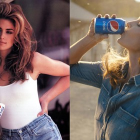 Ikonická kombinace bílého tílka a denimu má kořeny už v devadesátých letech. Modelka ji představila v reklamě na Pepsi v roce 1992 (vlevo). Svou roli si Cindy Crawford zopakovala i v roce 2018 (vpravo)