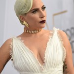 Lady Gaga zřejmě toužila po romantickém looku, její ňadra ale v hlubokém výstřihu příliš pohádkově nevypadají a zasloužila by větší oporu. 