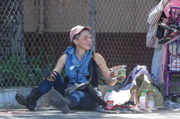 FOTO: Loni Willison žije na ulici. – stránka 2