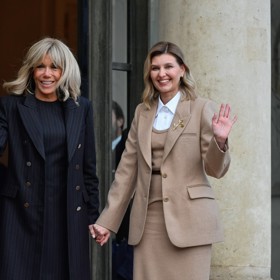 Olena Zelenská působí na první pohled velmi přátelsky. Na fotografii se drží za ruku s francouzskou první dámou Brigitte Macron.