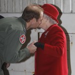 Svůj mimořádně silný vztah občas dali najevo i na veřejnosti prostřednictvím polibku na tvář, jako například roku 2011, kdy princ ukazoval babičce svůj záchranářský vrtulník.