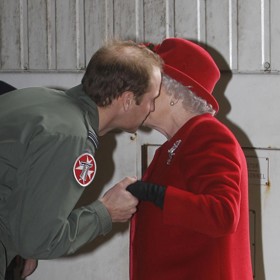Svůj mimořádně silný vztah občas dali najevo i na veřejnosti prostřednictvím polibku na tvář, jako například roku 2011, kdy princ ukazoval babičce svůj záchranářský vrtulník.