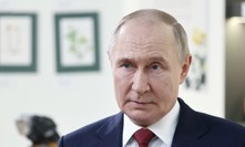 Ruský prezident Vladimir Putin se údajně dostal do epicentra útoku při svém příletu do Kurské oblasti. Kreml útok zřejmě zinscenoval.