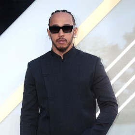 Lewis Hamilton má randit s Kim Kardashian.