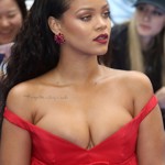 Rihanna oblékla v roce 2017 příliš těsný korzet, ze kterého se její ňadra velmi nelichotivě drala ven. Zpěvačce dobře nesedí ani ramínka šatů, která se jí zařezávají do paží.