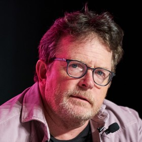 Herec Michael J. Fox přitahuje zdravotní trable. Už 35 let se pere s Parkinsonovou nemocí, před sedmi lety mu navíc našli nádor na páteři. Dnes už se proto nemůže věnovat herectví, zůstala po něm ale výrazná role ve sci-fi trilogii Návrat do budoucnosti.