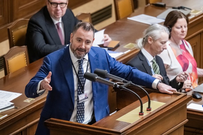 FOTO: Igor Červený v Poslanecké sněmovně. – stránka 2