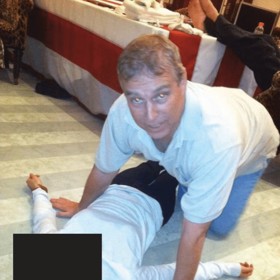 Princ Andrew na znepokojivém snímku ze souboru Jeffrey Epsteina.