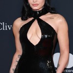 Demi Lovato vynesla na letošní ročník Grammy černé flitrové šaty s výstřihem, který jí příliš nelichotil a vnady utiskoval.