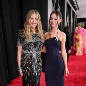 Zpěvačka Rita Wilson vyrazila na předávání cen Grammy v doprovodu nevlastní vnučky Olivie Hanks. Její táta Colin Hanks je synem Ritina muže Toma Hankse z předchozího manželství se Samanthou Lewes.