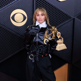 Miley Cyrus zvolila pánský styl.