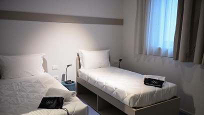 FOTO: Tady budou olympionici spát. Postele nejsou moc velké.