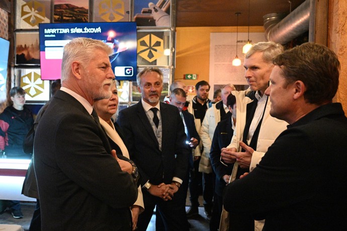 FOTO: Petr Pavel dorazil i s Evou Pavlovou. – stránka 16