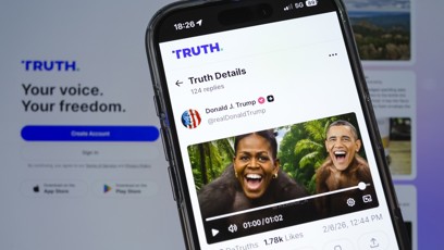 FOTO: Donald Trump čelí velké kritice za nevhodné vyobrazení manželů Obamových.