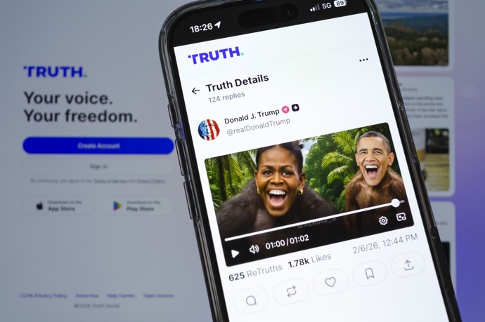 FOTO: Donald Trump čelí velké kritice za nevhodné vyobrazení manželů Obamových. – stránka 9