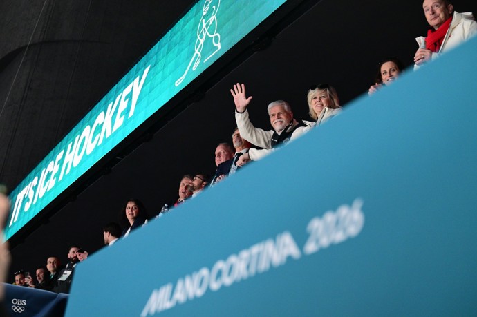 FOTO: Petr Pavel s manželkou na ZOH v Itálii. – stránka 13