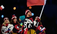 David Pastrňák coby vlajkonoš na zahájení olympiády v Itálii. 