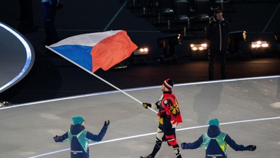 FOTO: David Pastrňák coby vlajkonoš na zahájení olympiády v Itálii.