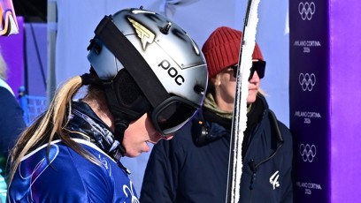 FOTO: Ester Ledecká kouše hořké zklamání po chybě ve čtvrtfinále paralelního slalomu na ZOH.