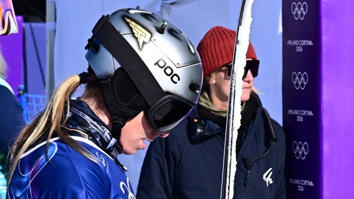 FOTO: Ester Ledecká kouše hořké zklamání po chybě ve čtvrtfinále paralelního slalomu na ZOH. – stránka 10