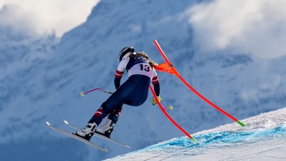 FOTO: Lindsey Vonn se při sjezdu zachytila rukou o branku, což ji následně vyvedlo z rovnováhy a způsobilo její děsivý pád.