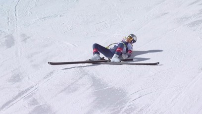 FOTO: Lindsey Vonn z místa neštěstí musel transportova vrtulník. Utrpěla komplikovanou zlomeninu holenní kosti.