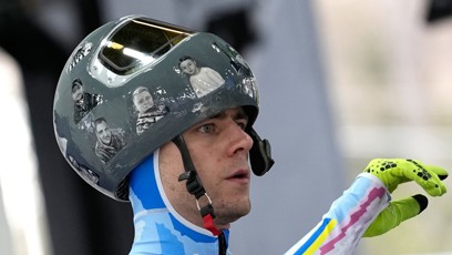 FOTO: Vladyslav Heraskevyč vynesl helmu s fotkami mrtvých sportovců.