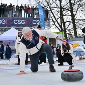 Prezident Petr Pavel si vyzkoušel curling.